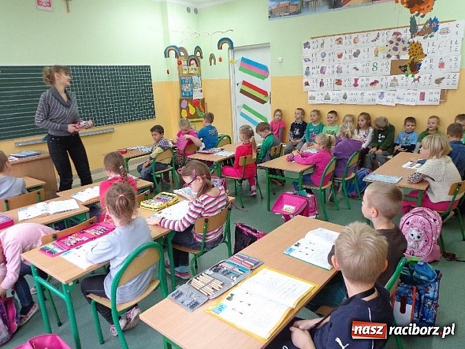 Zdjęcie w galerii na portalu naszraciborz.pl: Starszaki z Szonowic na lekcji u 1-klasistów wiadomości z regionu