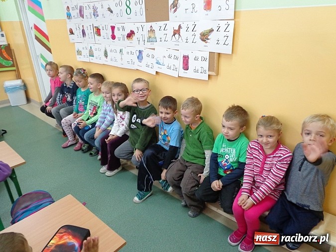 Zdjęcie w galerii na portalu naszraciborz.pl: Starszaki z Szonowic na lekcji u 1-klasistów wiadomości z regionu