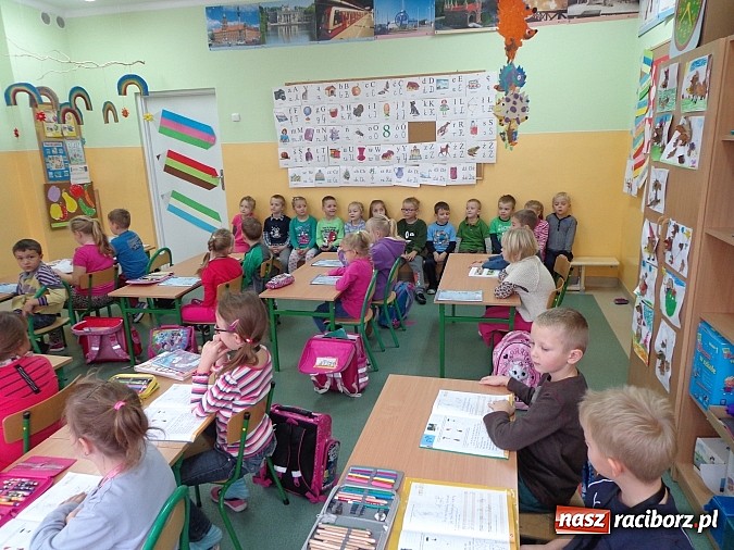 Zdjęcie w galerii na portalu naszraciborz.pl: Starszaki z Szonowic na lekcji u 1-klasistów wiadomości z regionu