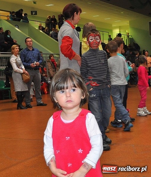 Zdjęcie w galerii na portalu naszraciborz.pl: Mikołajki dla dzieci pracownik&oacute;w Rafako wiadomości z regionu