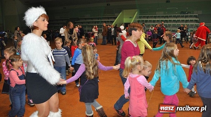 Zdjęcie w galerii na portalu naszraciborz.pl: Mikołajki dla dzieci pracownik&oacute;w Rafako wiadomości z regionu