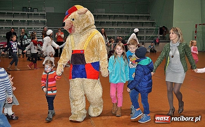 Zdjęcie w galerii na portalu naszraciborz.pl: Mikołajki dla dzieci pracownik&oacute;w Rafako wiadomości z regionu