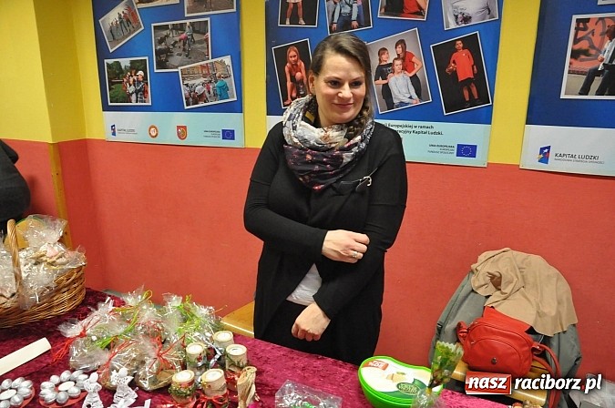 Zdjęcie w galerii na portalu naszraciborz.pl: Świąteczny kiermasz w Szkole na Ostrogu wiadomości z regionu