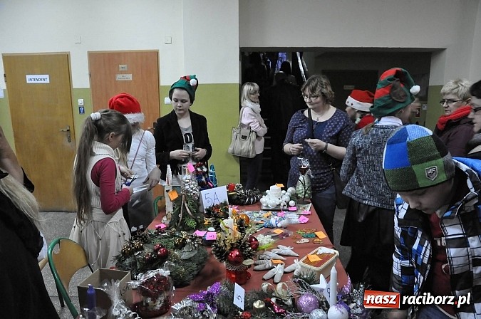 Zdjęcie w galerii na portalu naszraciborz.pl: Świąteczny kiermasz w Szkole na Ostrogu wiadomości z regionu