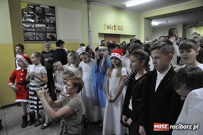 Zdjęcie w galerii na portalu naszraciborz.pl: Świąteczny kiermasz w Szkole na Ostrogu wiadomości z regionu