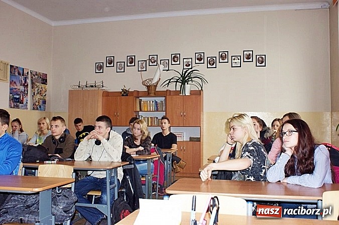 Zdjęcie w galerii na portalu naszraciborz.pl: O zasadach rekrutacji do służby w policji wśród uczniów ZSOMS wiadomości z regionu