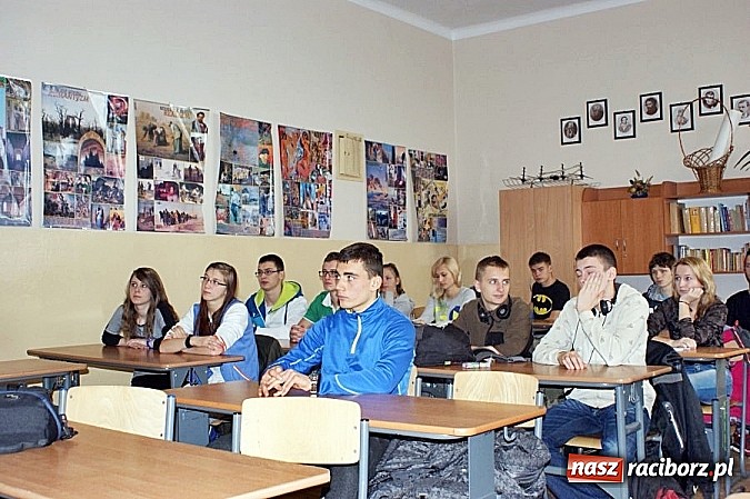 Zdjęcie w galerii na portalu naszraciborz.pl: O zasadach rekrutacji do służby w policji wśród uczniów ZSOMS wiadomości z regionu