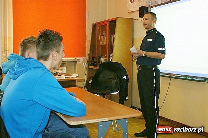 Zdjęcie w galerii na portalu naszraciborz.pl: O zasadach rekrutacji do służby w policji wśród uczniów ZSOMS wiadomości z regionu