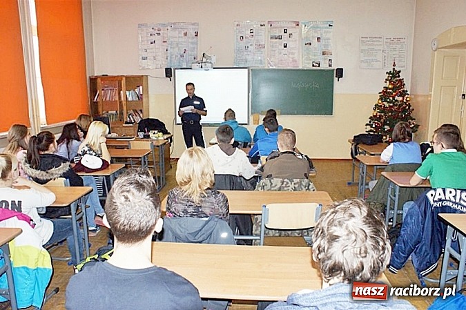 Zdjęcie w galerii na portalu naszraciborz.pl: O zasadach rekrutacji do służby w policji wśród uczniów ZSOMS wiadomości z regionu