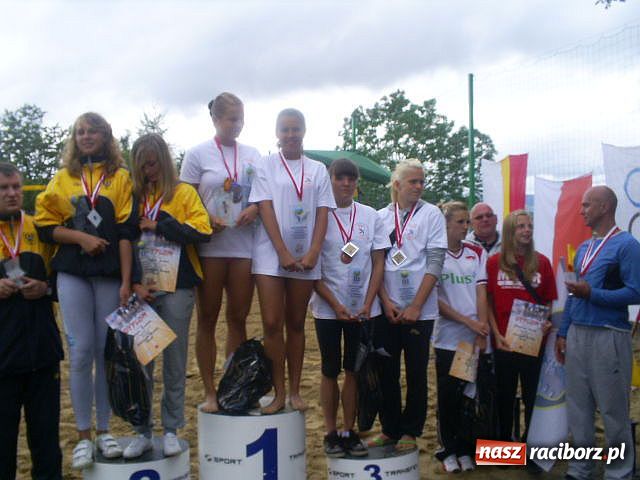 Zdjęcie w galerii na portalu naszraciborz.pl: Wśród starszych koleżanek zagrały na czwórkę wiadomości z regionu