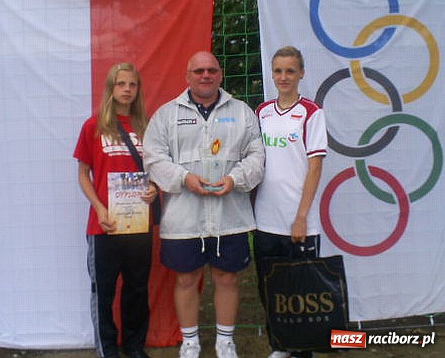 Zdjęcie w galerii na portalu naszraciborz.pl: Wśród starszych koleżanek zagrały na czwórkę wiadomości z regionu