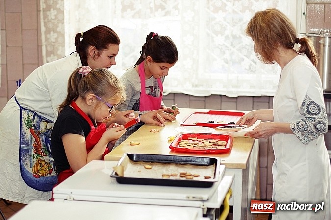 Zdjęcie w galerii na portalu naszraciborz.pl: Ciasteczkowe szaleństwo w ZSZ wiadomości z regionu