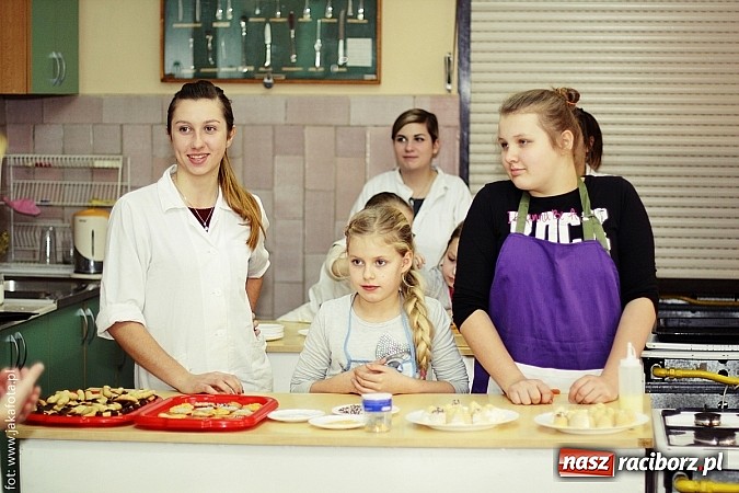 Zdjęcie w galerii na portalu naszraciborz.pl: Ciasteczkowe szaleństwo w ZSZ wiadomości z regionu