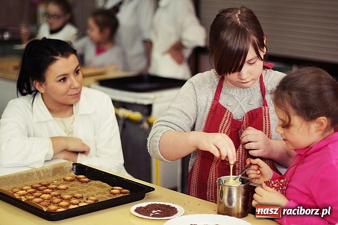 Zdjęcie w galerii na portalu naszraciborz.pl: Ciasteczkowe szaleństwo w ZSZ wiadomości z regionu