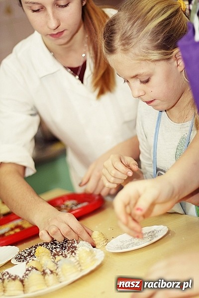 Zdjęcie w galerii na portalu naszraciborz.pl: Ciasteczkowe szaleństwo w ZSZ wiadomości z regionu