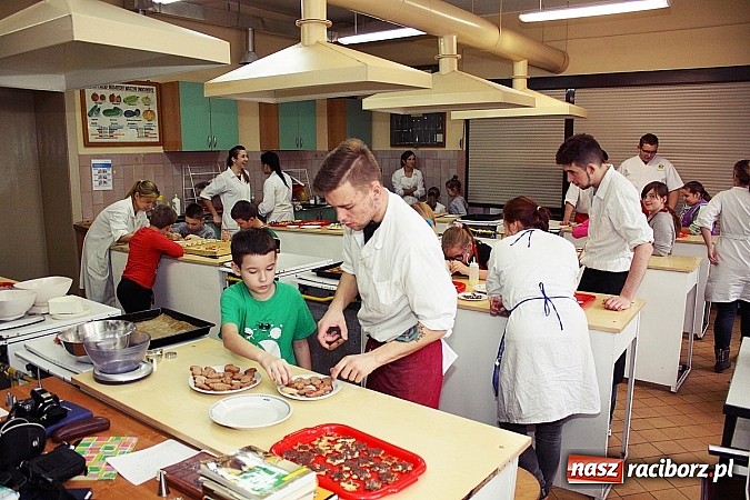 Zdjęcie w galerii na portalu naszraciborz.pl: Ciasteczkowe szaleństwo w ZSZ wiadomości z regionu