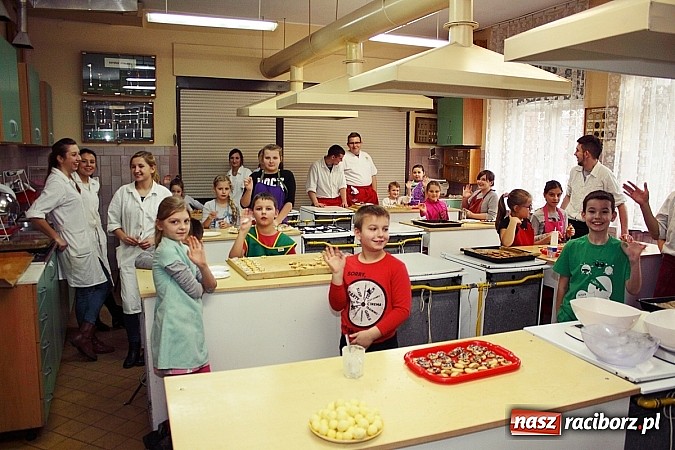 Zdjęcie w galerii na portalu naszraciborz.pl: Ciasteczkowe szaleństwo w ZSZ wiadomości z regionu