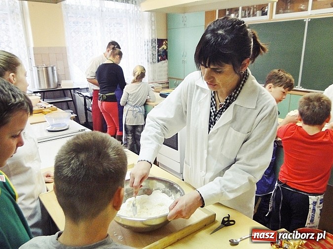 Zdjęcie w galerii na portalu naszraciborz.pl: Ciasteczkowe szaleństwo w ZSZ wiadomości z regionu
