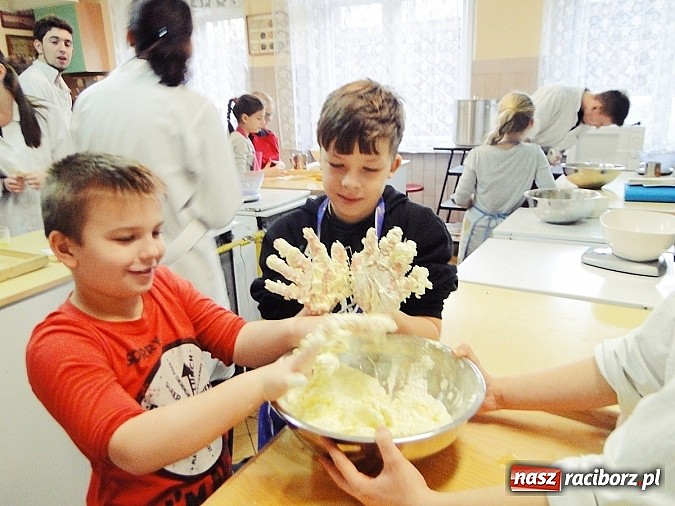 Zdjęcie w galerii na portalu naszraciborz.pl: Ciasteczkowe szaleństwo w ZSZ wiadomości z regionu