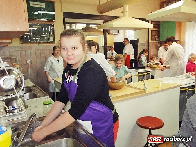 Zdjęcie w galerii na portalu naszraciborz.pl: Ciasteczkowe szaleństwo w ZSZ wiadomości z regionu