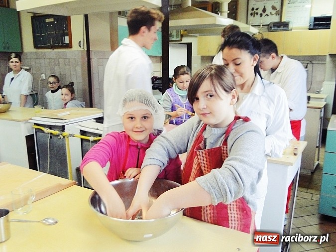 Zdjęcie w galerii na portalu naszraciborz.pl: Ciasteczkowe szaleństwo w ZSZ wiadomości z regionu