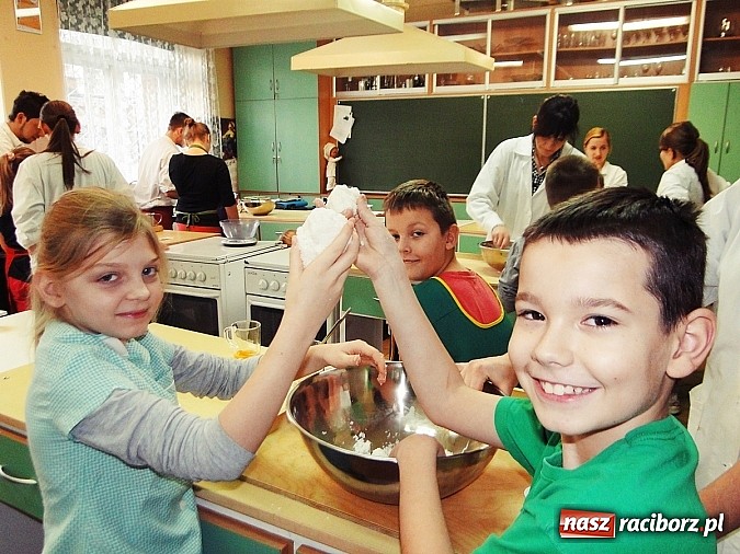 Zdjęcie w galerii na portalu naszraciborz.pl: Ciasteczkowe szaleństwo w ZSZ wiadomości z regionu