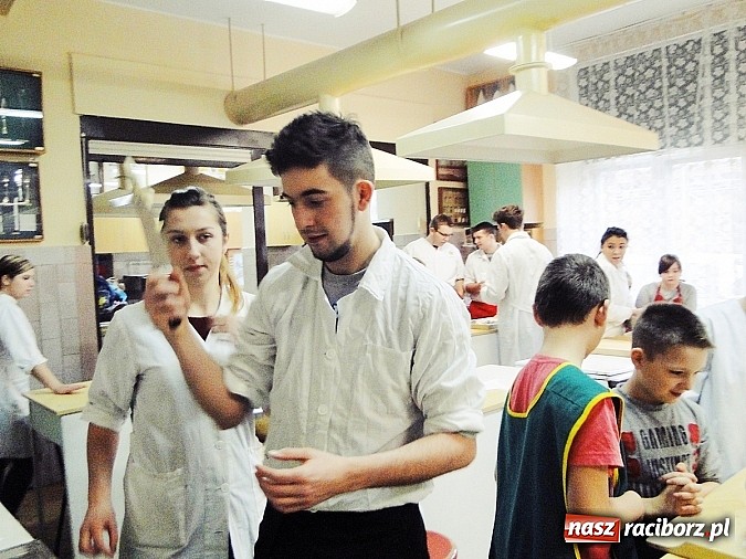 Zdjęcie w galerii na portalu naszraciborz.pl: Ciasteczkowe szaleństwo w ZSZ wiadomości z regionu