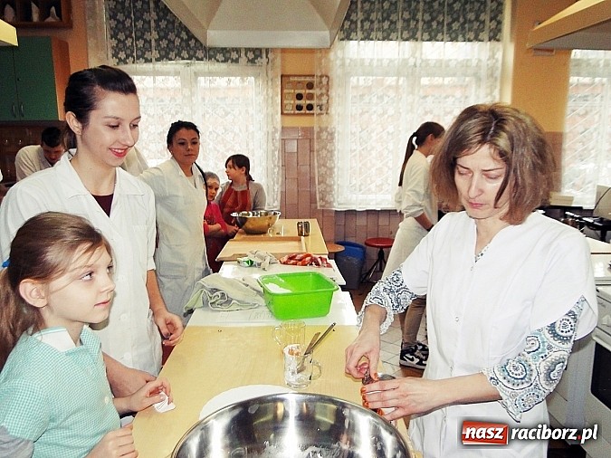Zdjęcie w galerii na portalu naszraciborz.pl: Ciasteczkowe szaleństwo w ZSZ wiadomości z regionu