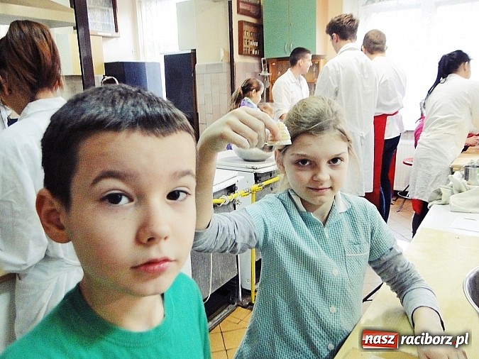 Zdjęcie w galerii na portalu naszraciborz.pl: Ciasteczkowe szaleństwo w ZSZ wiadomości z regionu