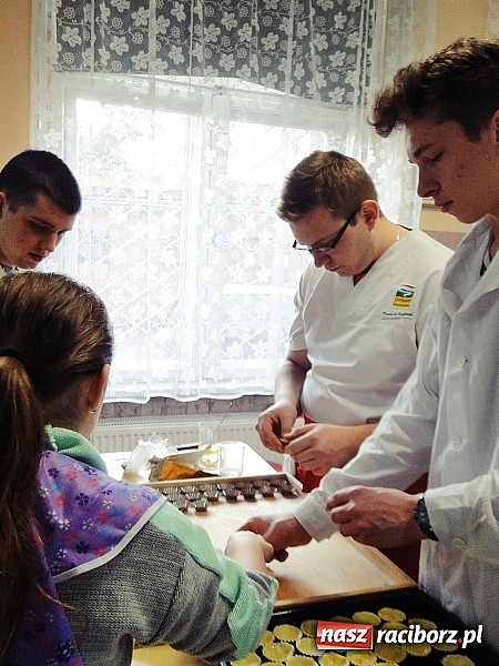 Zdjęcie w galerii na portalu naszraciborz.pl: Ciasteczkowe szaleństwo w ZSZ wiadomości z regionu