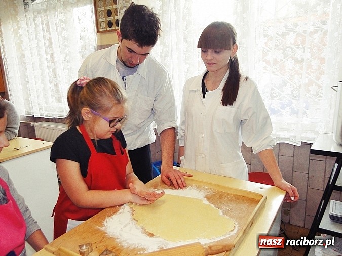 Zdjęcie w galerii na portalu naszraciborz.pl: Ciasteczkowe szaleństwo w ZSZ wiadomości z regionu