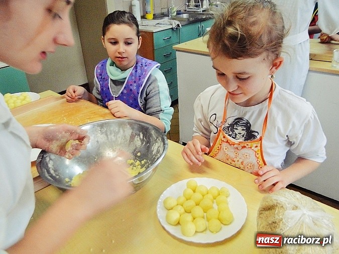 Zdjęcie w galerii na portalu naszraciborz.pl: Ciasteczkowe szaleństwo w ZSZ wiadomości z regionu