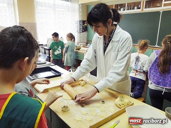 Zdjęcie w galerii na portalu naszraciborz.pl: Ciasteczkowe szaleństwo w ZSZ wiadomości z regionu