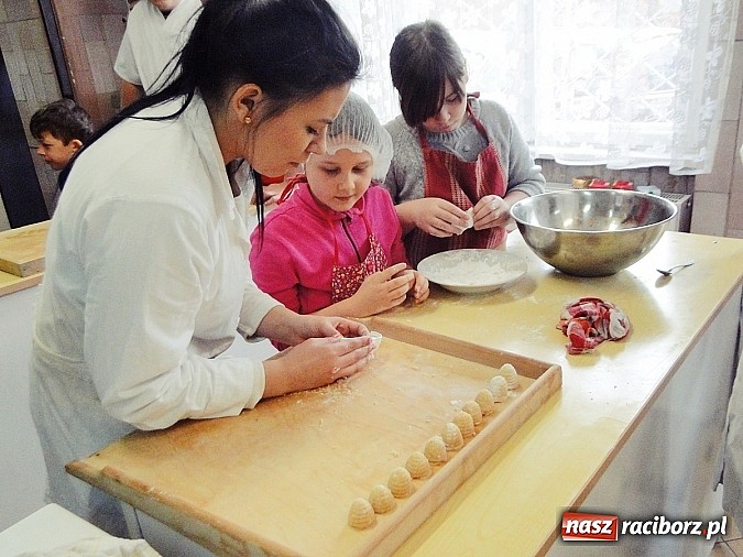 Zdjęcie w galerii na portalu naszraciborz.pl: Ciasteczkowe szaleństwo w ZSZ wiadomości z regionu