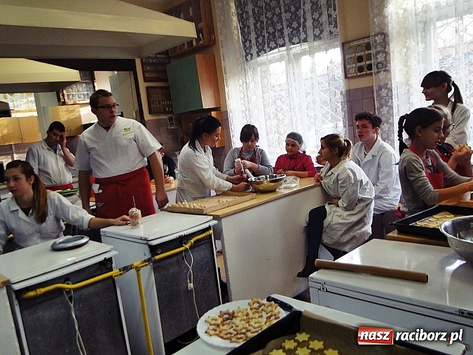 Zdjęcie w galerii na portalu naszraciborz.pl: Ciasteczkowe szaleństwo w ZSZ wiadomości z regionu