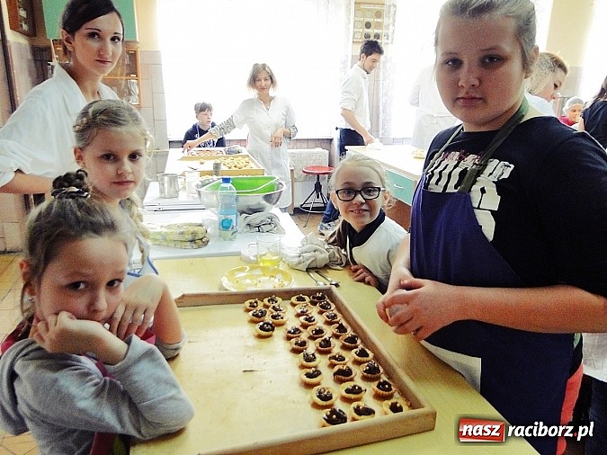 Zdjęcie w galerii na portalu naszraciborz.pl: Ciasteczkowe szaleństwo w ZSZ wiadomości z regionu