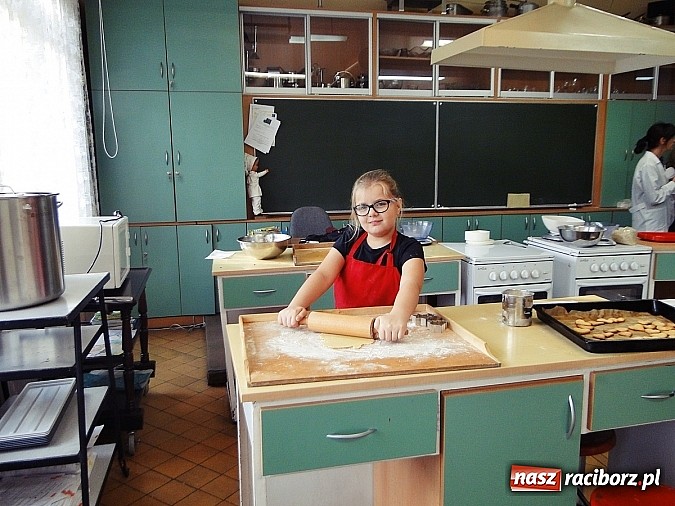 Zdjęcie w galerii na portalu naszraciborz.pl: Ciasteczkowe szaleństwo w ZSZ wiadomości z regionu
