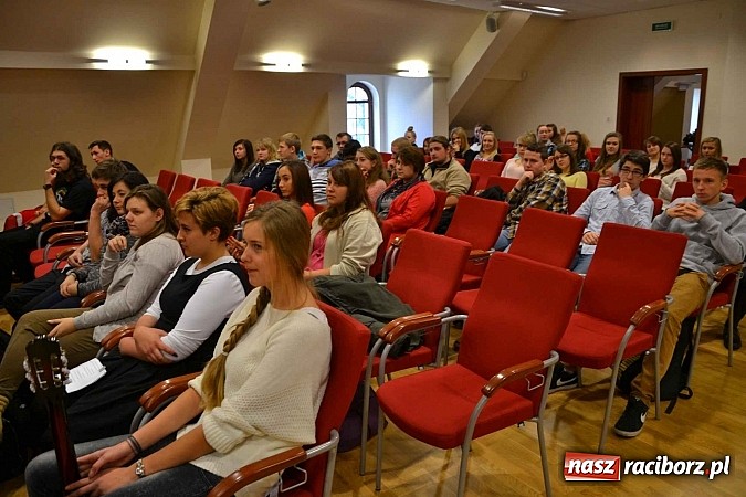 Zdjęcie w galerii na portalu naszraciborz.pl: Scena dla zawodowców – konkurs bożonarodzeniowy na zamku wiadomości z regionu