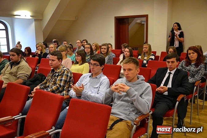 Zdjęcie w galerii na portalu naszraciborz.pl: Scena dla zawodowców – konkurs bożonarodzeniowy na zamku wiadomości z regionu