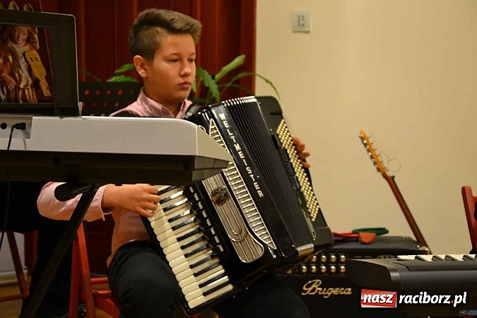 Zdjęcie w galerii na portalu naszraciborz.pl: Scena dla zawodowców – konkurs bożonarodzeniowy na zamku wiadomości z regionu