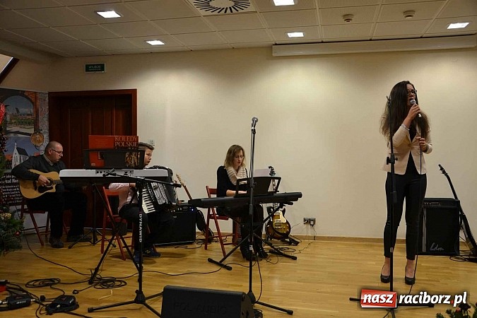 Zdjęcie w galerii na portalu naszraciborz.pl: Scena dla zawodowców – konkurs bożonarodzeniowy na zamku wiadomości z regionu