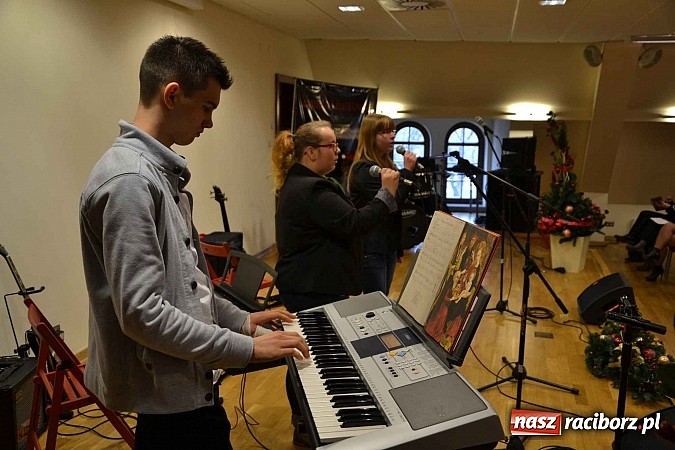 Zdjęcie w galerii na portalu naszraciborz.pl: Scena dla zawodowców – konkurs bożonarodzeniowy na zamku wiadomości z regionu