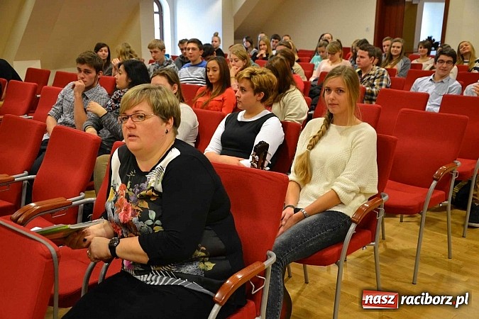 Zdjęcie w galerii na portalu naszraciborz.pl: Scena dla zawodowców – konkurs bożonarodzeniowy na zamku wiadomości z regionu