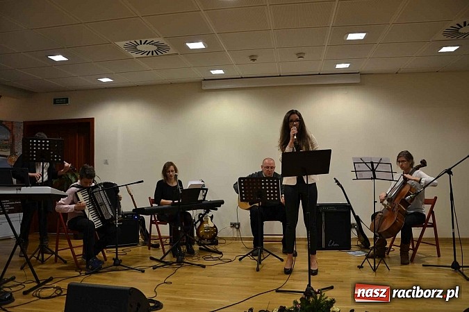 Zdjęcie w galerii na portalu naszraciborz.pl: Scena dla zawodowców – konkurs bożonarodzeniowy na zamku wiadomości z regionu