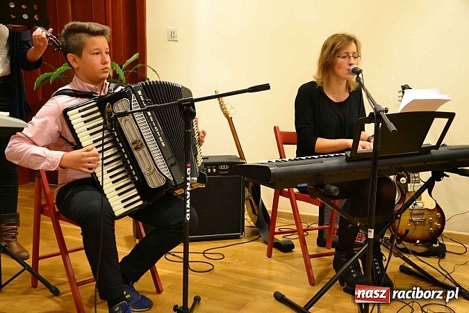 Zdjęcie w galerii na portalu naszraciborz.pl: Scena dla zawodowców – konkurs bożonarodzeniowy na zamku wiadomości z regionu