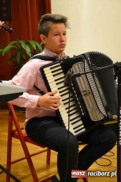 Zdjęcie w galerii na portalu naszraciborz.pl: Scena dla zawodowców – konkurs bożonarodzeniowy na zamku wiadomości z regionu