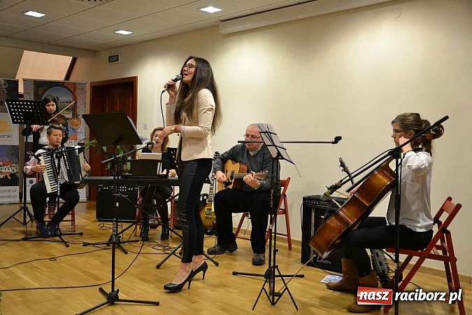 Zdjęcie w galerii na portalu naszraciborz.pl: Scena dla zawodowców – konkurs bożonarodzeniowy na zamku wiadomości z regionu