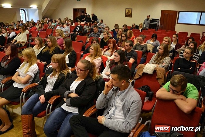 Zdjęcie w galerii na portalu naszraciborz.pl: Scena dla zawodowców – konkurs bożonarodzeniowy na zamku wiadomości z regionu