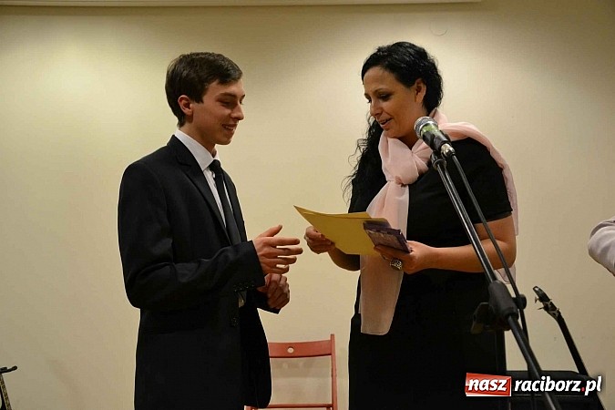 Zdjęcie w galerii na portalu naszraciborz.pl: Scena dla zawodowców – konkurs bożonarodzeniowy na zamku wiadomości z regionu