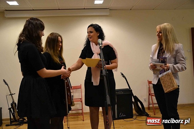 Zdjęcie w galerii na portalu naszraciborz.pl: Scena dla zawodowców – konkurs bożonarodzeniowy na zamku wiadomości z regionu